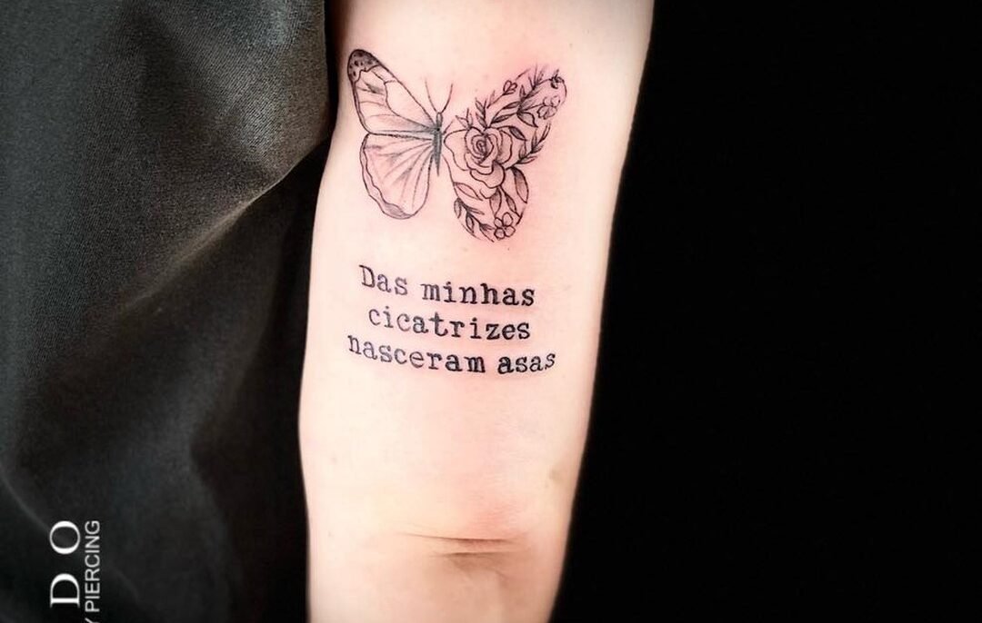 Tatuagem Borboleta Flores Nas Asas E Frase Das Minhas Cicatrizes