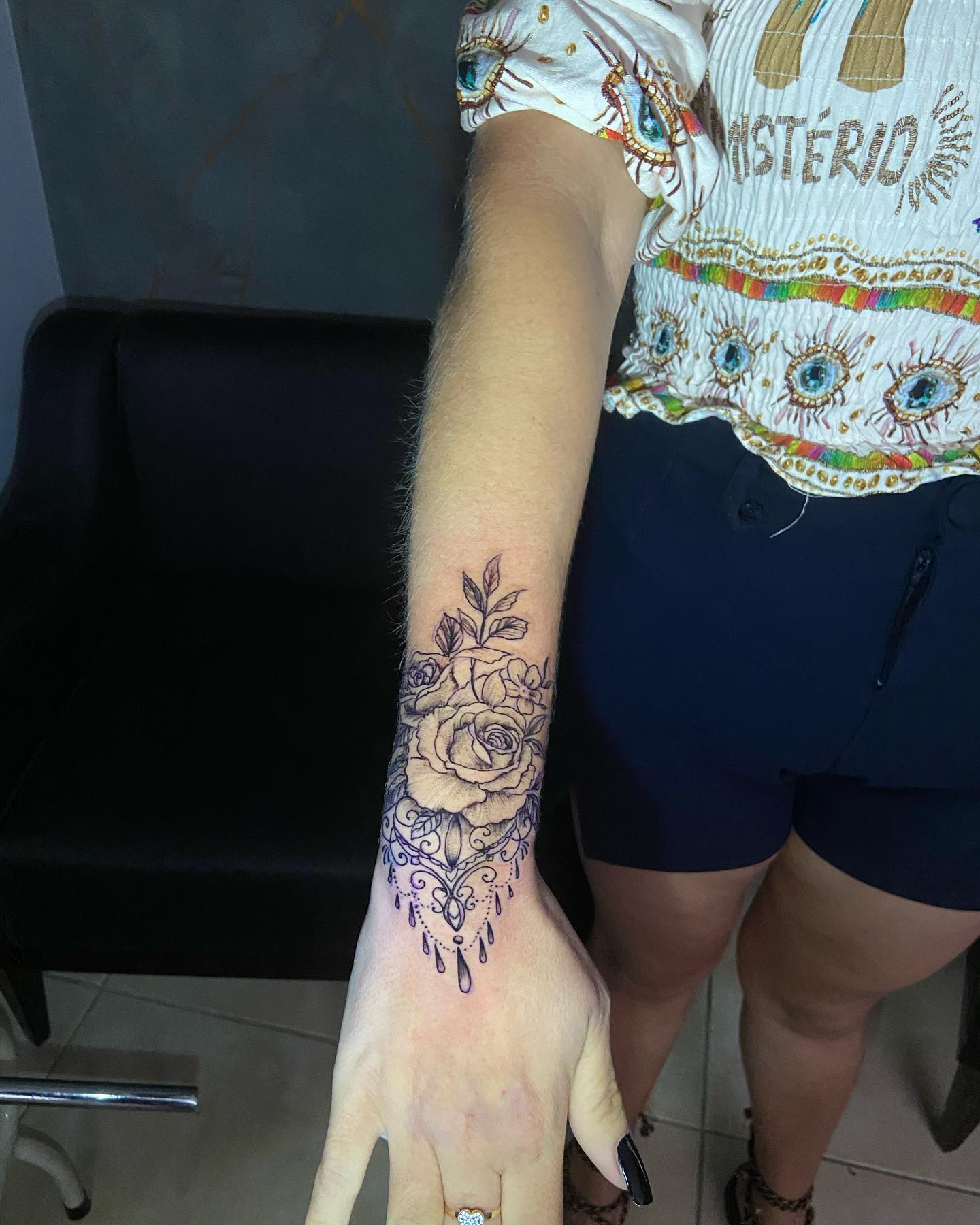 Tatuagem mandala na mão com rosas e arabescos. Tattoo super delicada  #submundota… – Submundo