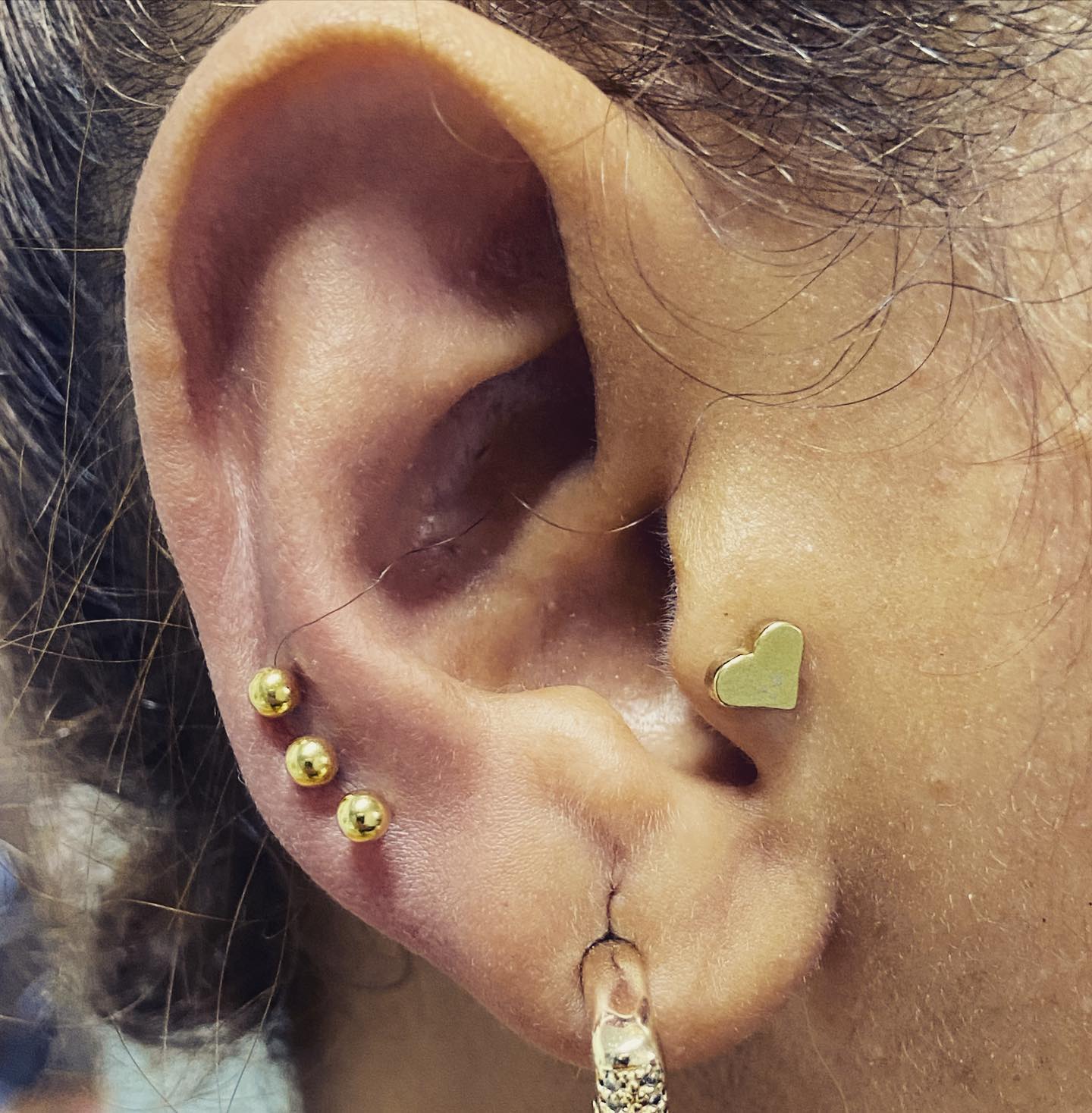 Piercing no tragus: o charme de uma joia versátil e acessível