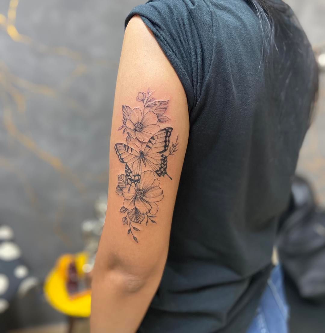 Submundo Tattoo e Piercing - Tattoo Lettering na mão e desenhos no dedo,  saco de dinheiro, caveira, metralhadora e um microfone #tatuagem #tattoo  #submundotattoo #ideiastattoo #tatuagembrasil #tattooed #tatuagemideias  #paranagua #tatuagemparaná