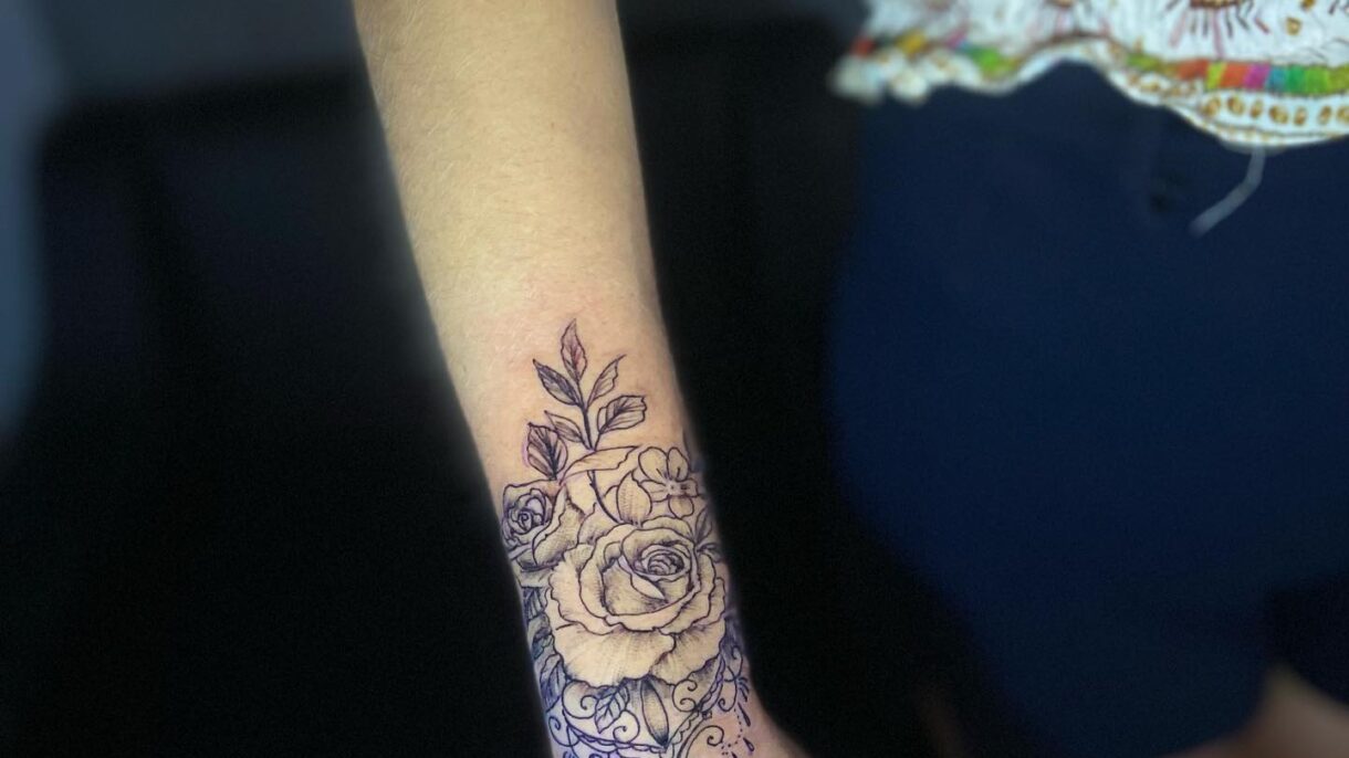 Tatuagem mandala na mão com rosas e arabescos. Tattoo super