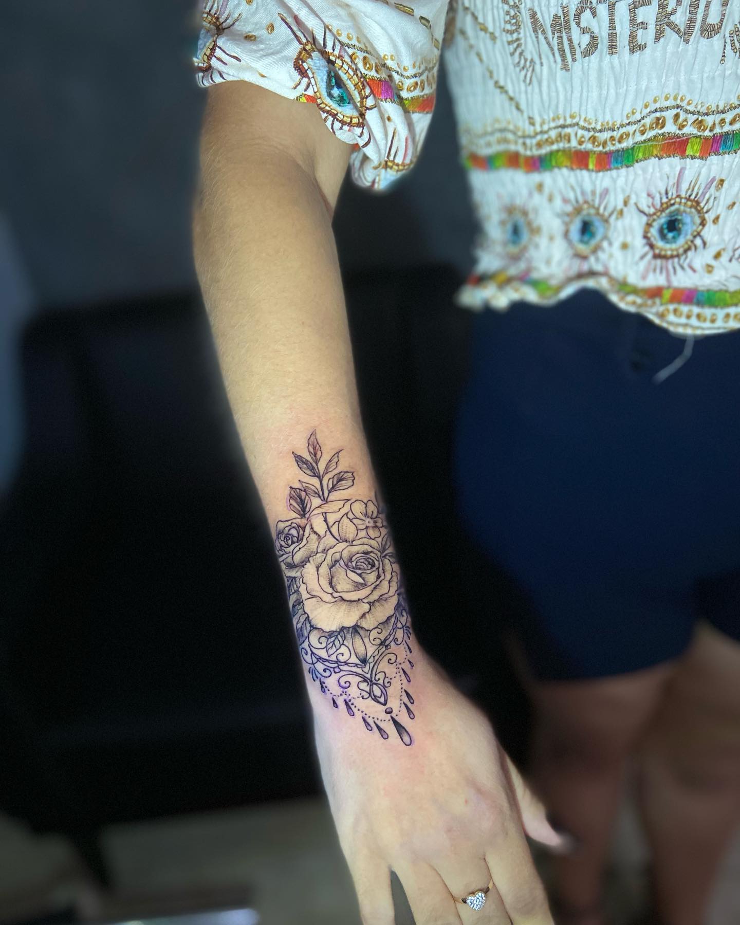 Tatuagem mandala na mão com rosas e arabescos. Tattoo super