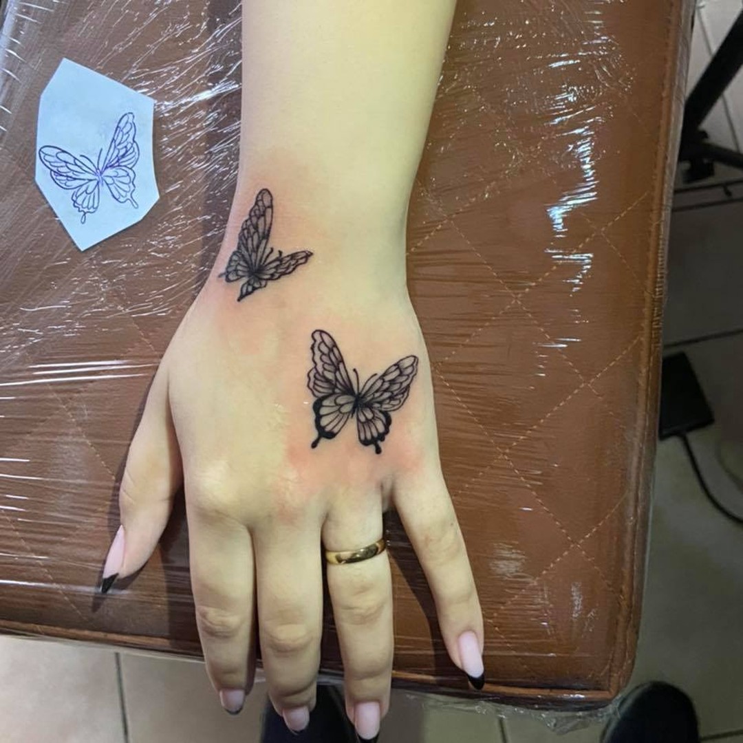 Borboleta na mão! #tattoo #tatuagem #borboleta #tatuagemborboleta